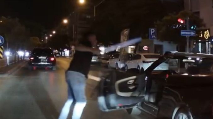 trafikte-tartisti-doner-bicagi-cekti-LdEgB9Vg.webp